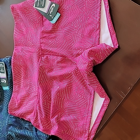 Woman's athletic shorts - Picture 3 of 4